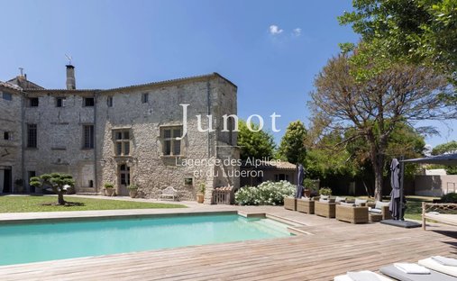 Estate in Nevons-route d'Apt, L'Isle-sur-la-Sorgue, France 1