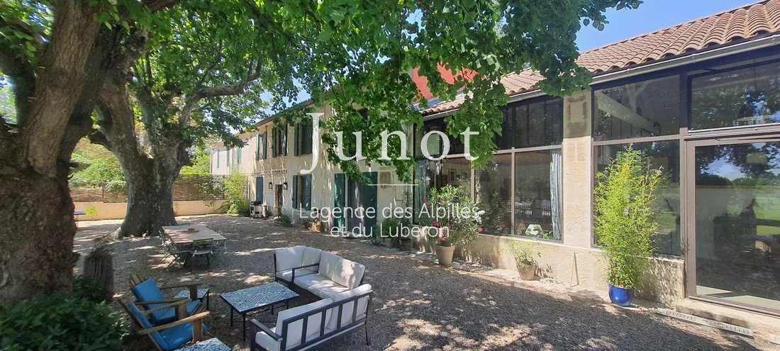Country House in Arles, Provence-Alpes-Côte d'Azur, France 1 - 13686598