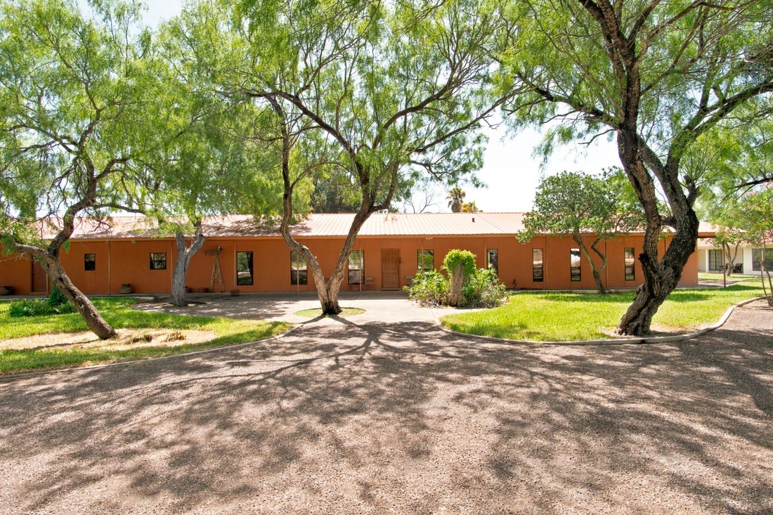 Farm Ranch in Carrizo Springs, Texas, United States 2 - 18531473
