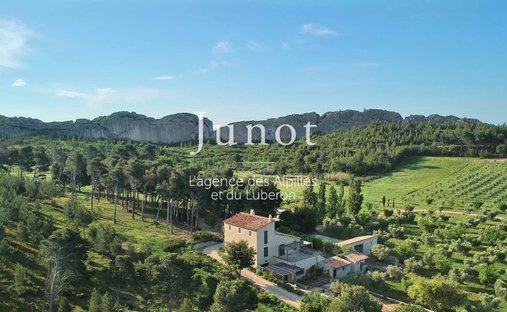 Country House in Mouriès, Provence-Alpes-Côte d'Azur, France 1