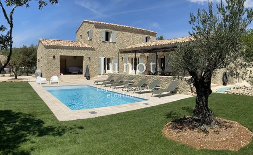 Country House in Gordes, Provence-Alpes-Côte d'Azur, France 1
