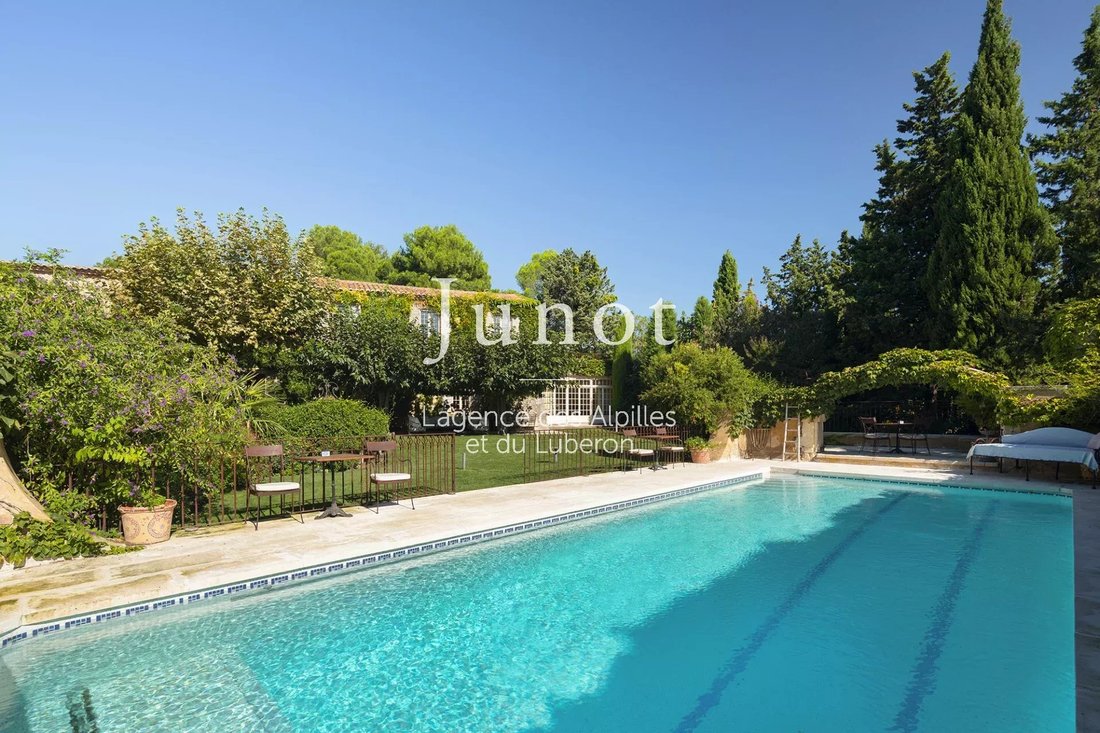 Estate in Fontvieille, Provence-Alpes-Côte d'Azur, France 4 - 18526676