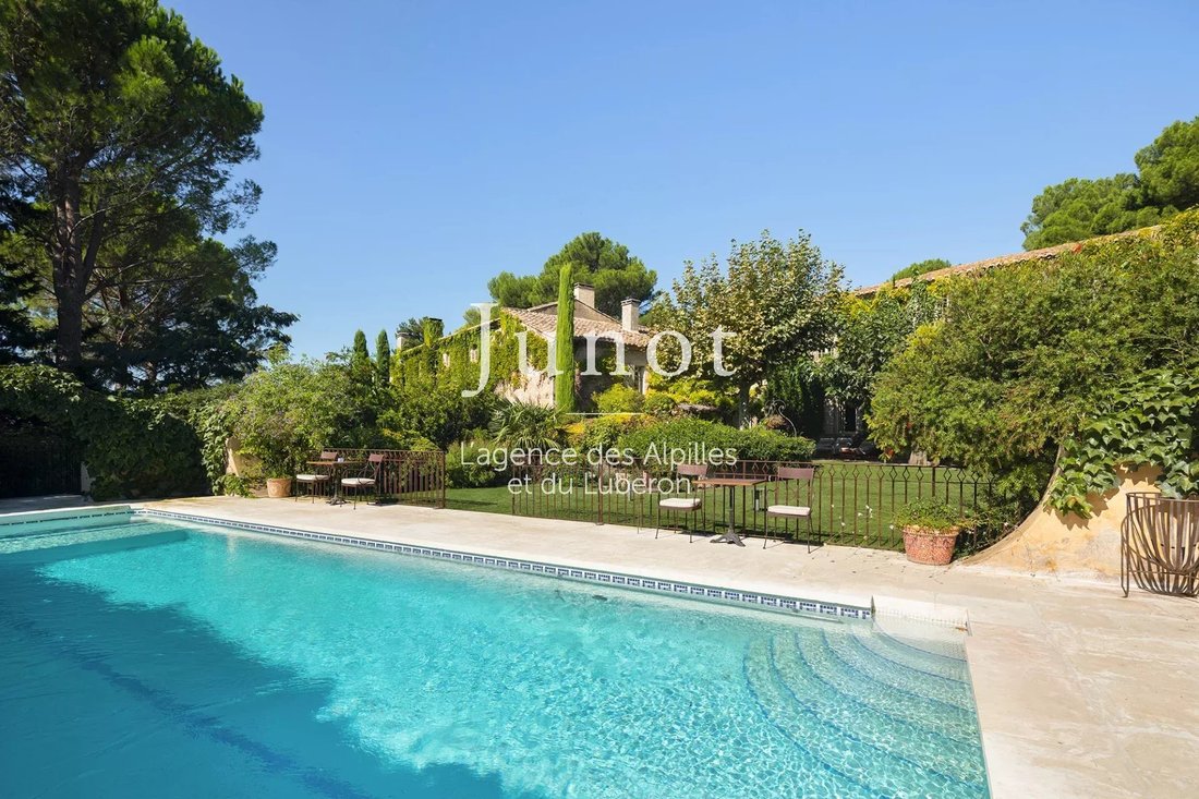 Estate in Fontvieille, Provence-Alpes-Côte d'Azur, France 5 - 18526676