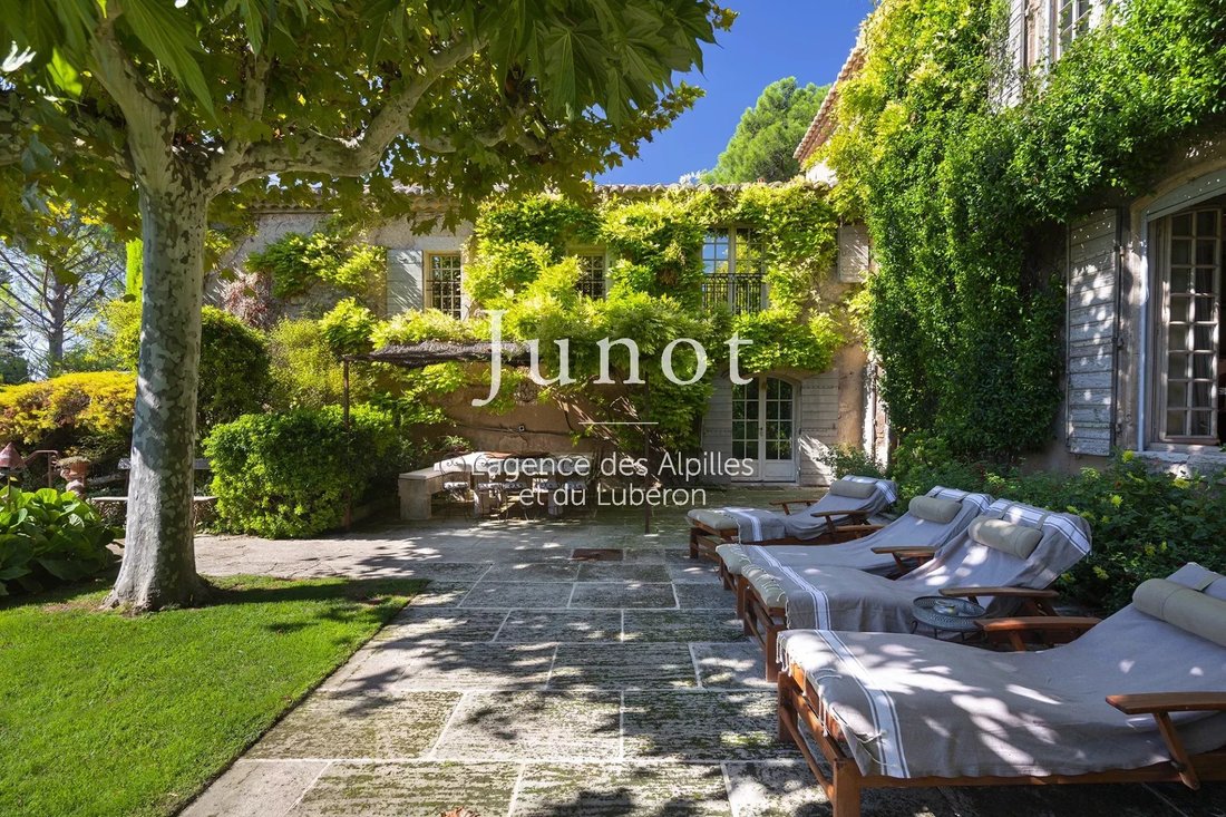 Estate in Fontvieille, Provence-Alpes-Côte d'Azur, France 3 - 18526676