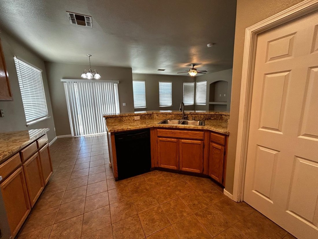 House in Galt, California, United States 4 - 18521607
