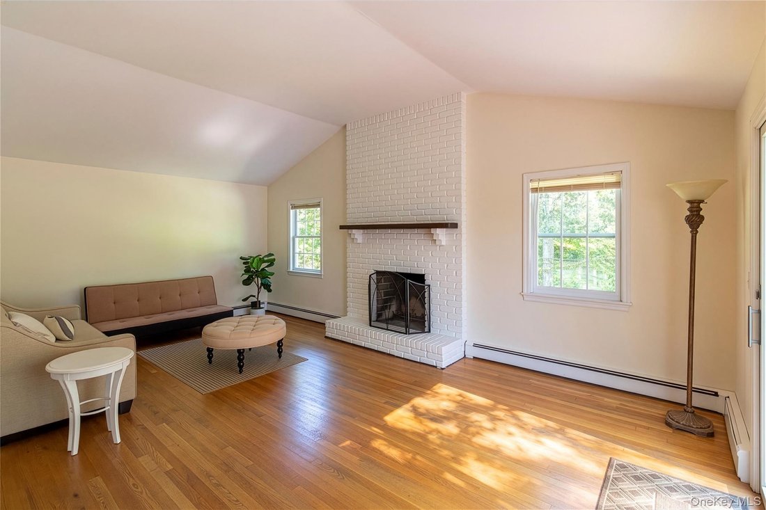 House in Laurel, New York, United States 3 - 18524536