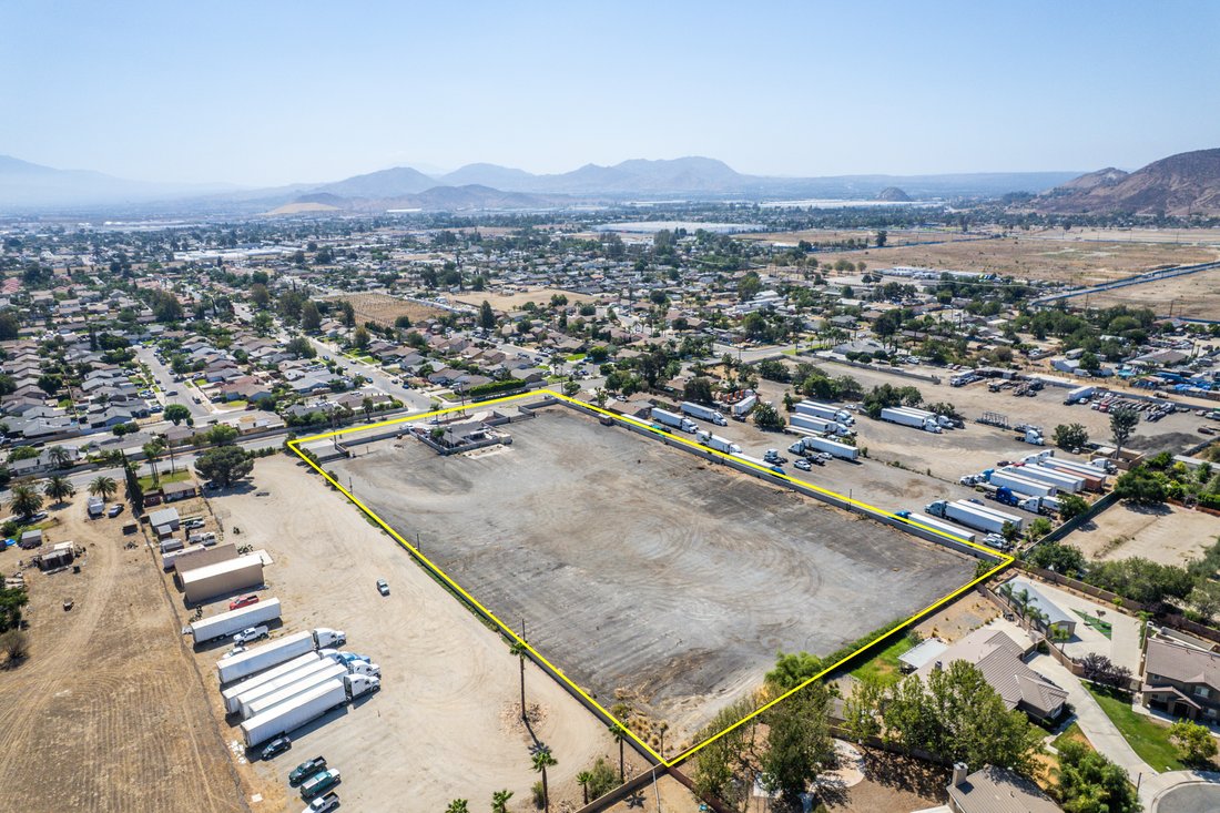 Bloomington, California, United States 3 - 18533834