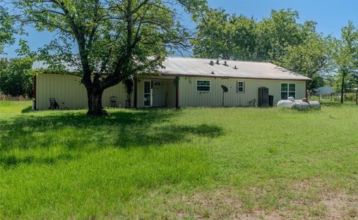House in Celeste, Texas, United States 1
