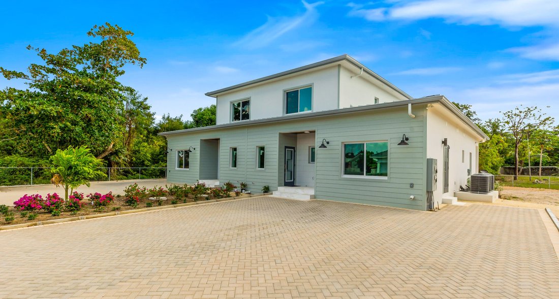House in Savannah, Bodden Town, Cayman Islands 2 - 18536303
