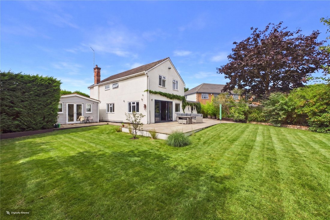 House in Surrey Heath, England 2 - 18532358