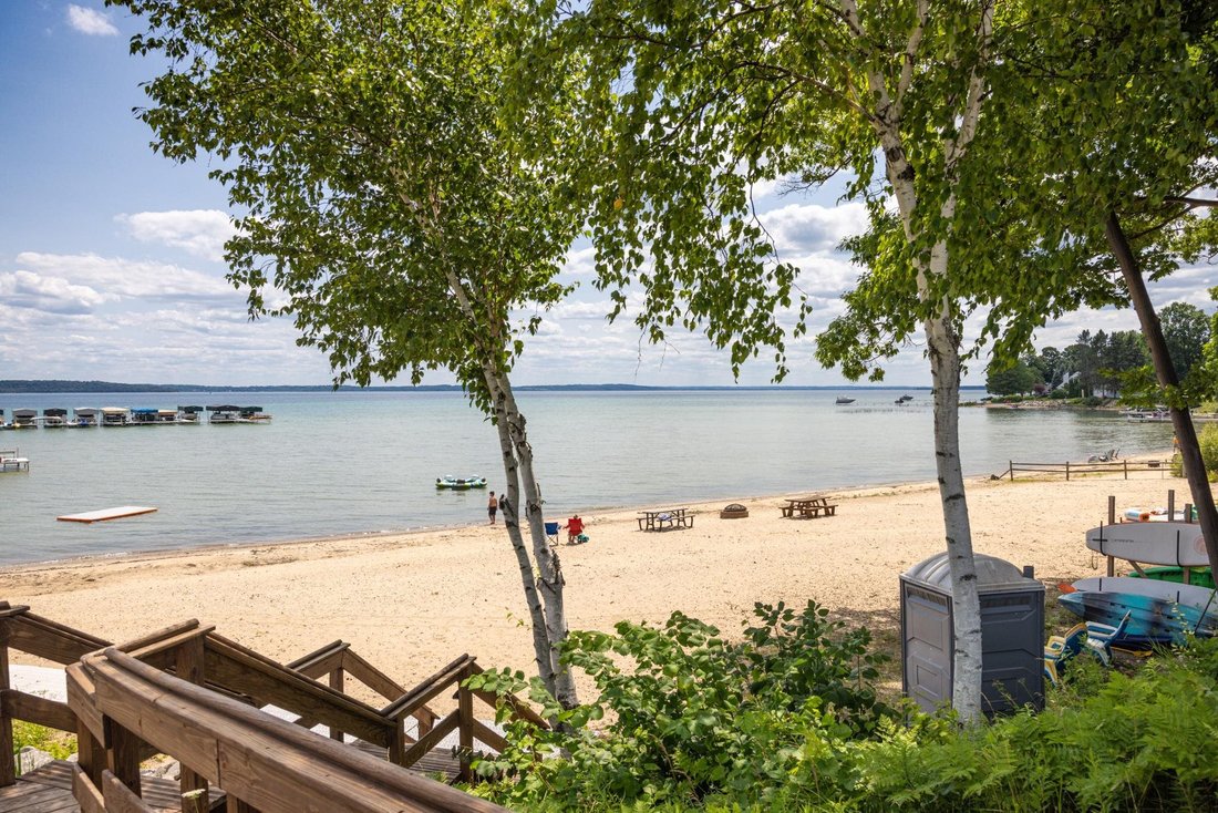 House in Suttons Bay, Michigan, United States 2 - 18308419