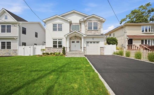 House in Merrick, New York, United States 1