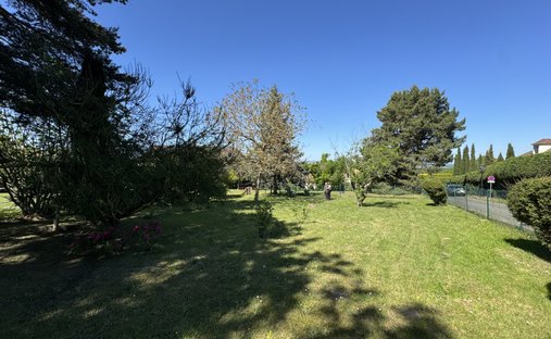 Land in Sud, Chambourcy, France 1