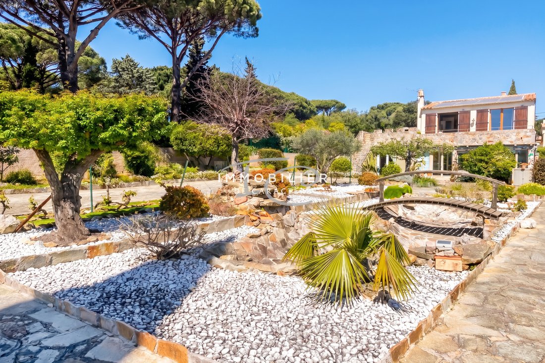 Villa in La Croix-Valmer, Provence-Alpes-Côte d'Azur, France 1 - 17629467