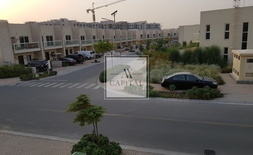 Townhouse in JVC / Jumeirah Village Circle, Dubai, United Arab Emirates 1