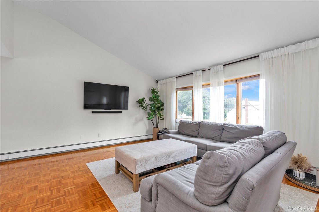 House in Lindenhurst, New York, United States 5 - 18536130