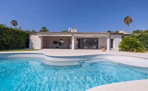 House in Vaug, Villeneuve-Loubet, France 1