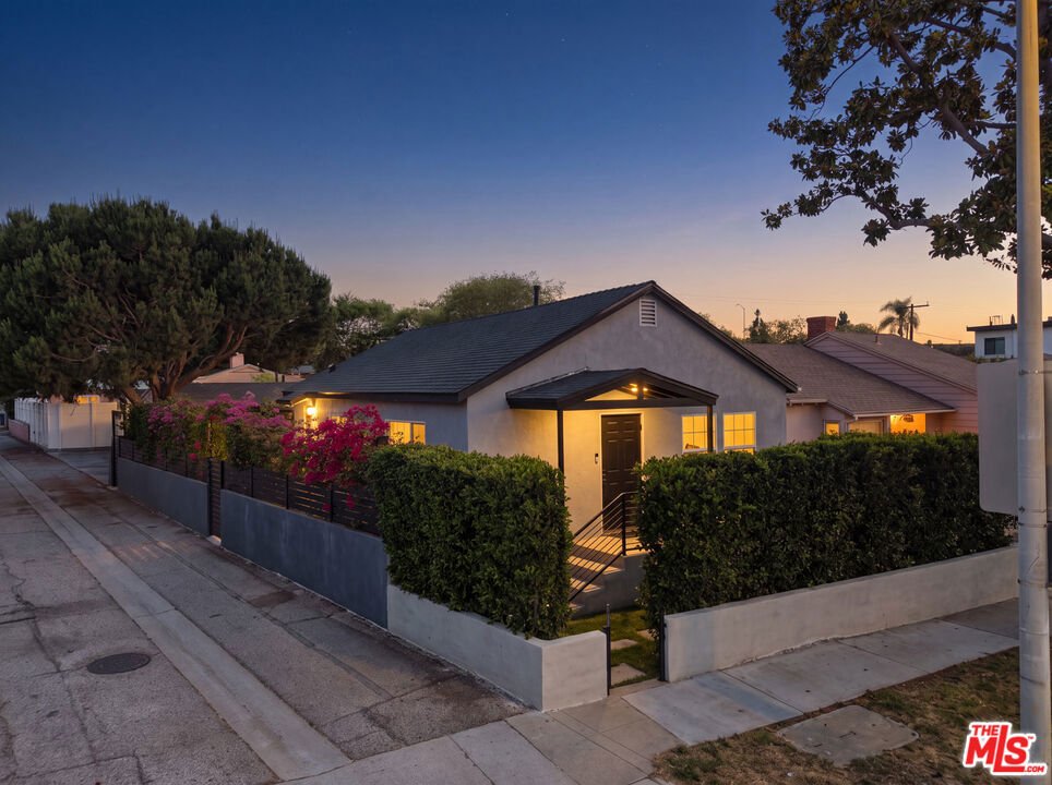 Los Angeles, California, United States 2 - 18535060