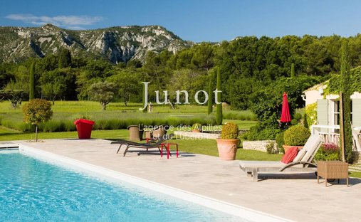 Country House in Saint-Rémy-de-Provence, Provence-Alpes-Côte d'Azur, France 1