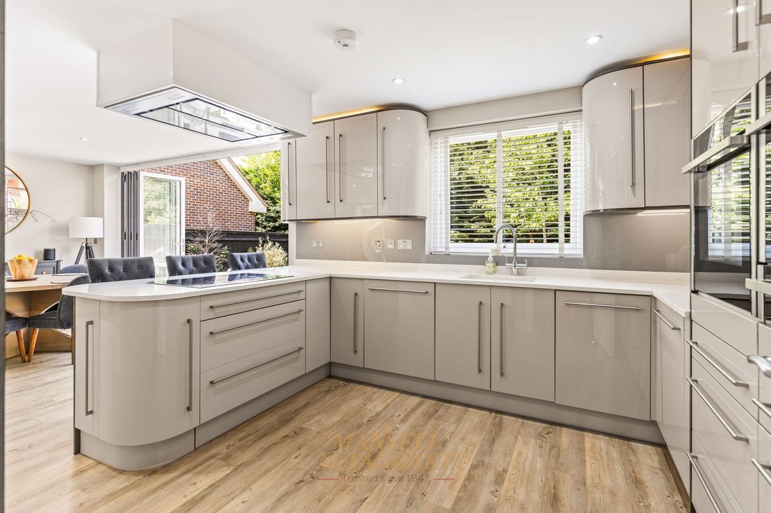 House in Crawley Down, England 4 - 18536119