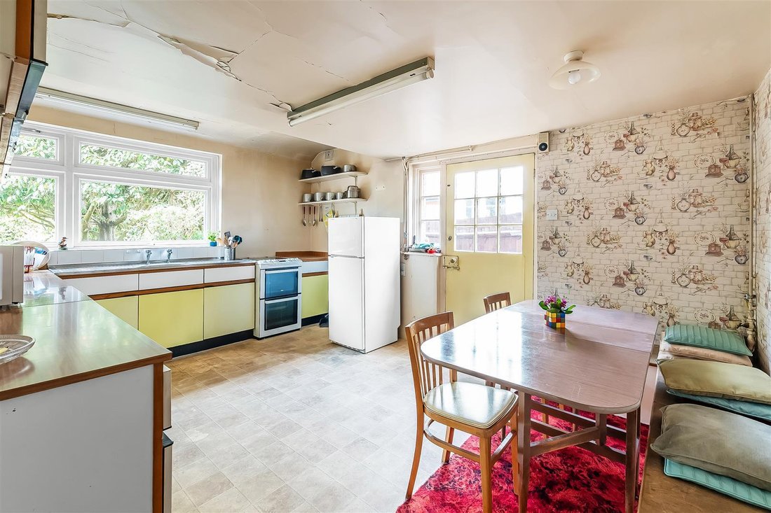 House in Surrey, England 3 - 18534308