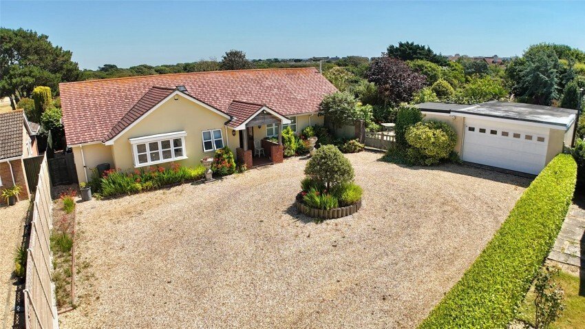 Bungalow in Milford on Sea, England 1 - 17845888
