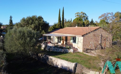 House in Les Freres-Les Cancades-Les Ginestes, Le Beausset, France 1