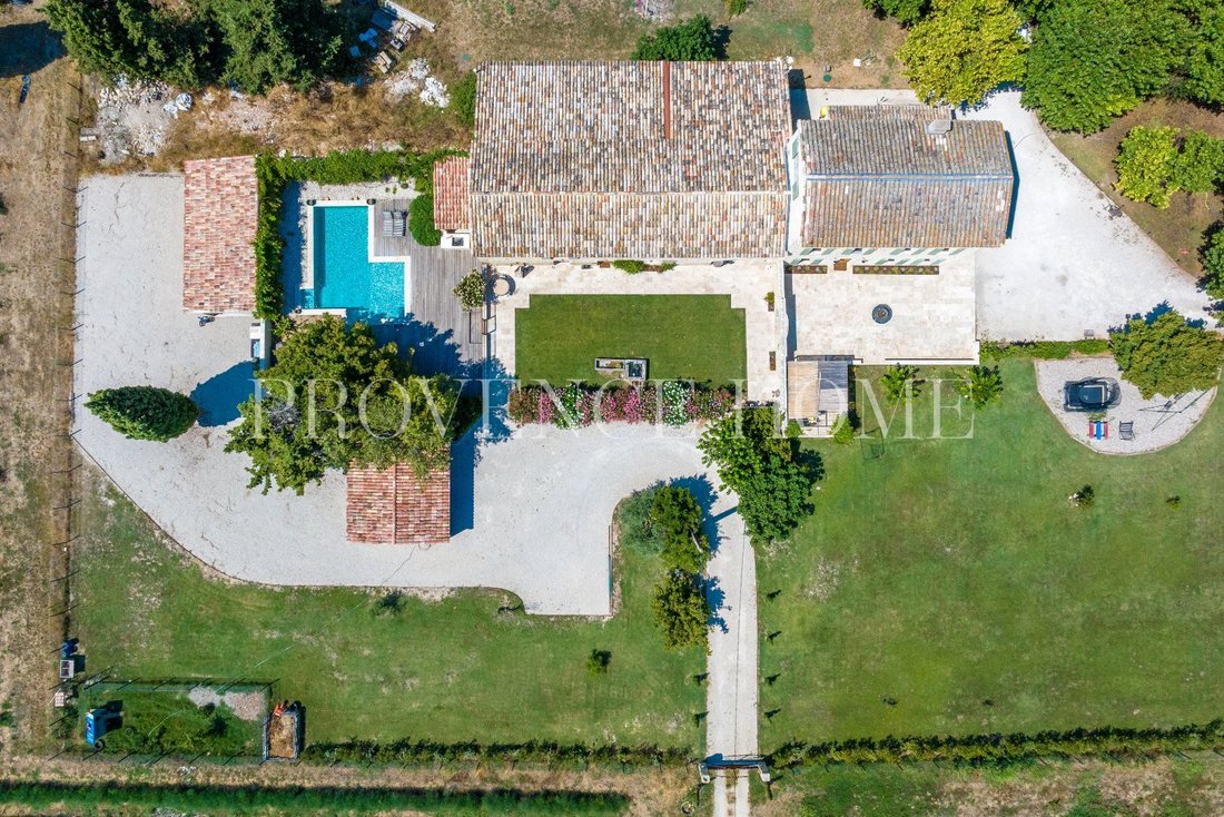 Estate in Robion, Provence-Alpes-Côte d'Azur, France 2 - 18533540