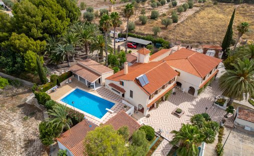 Country House in Elda, Valencian Community, Spain 1
