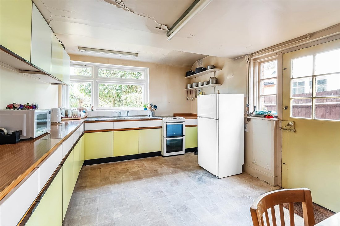 House in Surrey, England 4 - 18534308