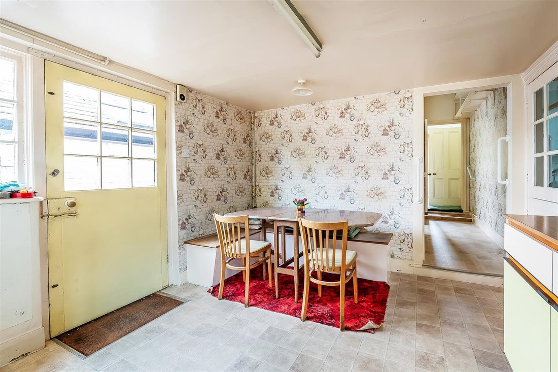 House in Surrey, England 5 - 18534308