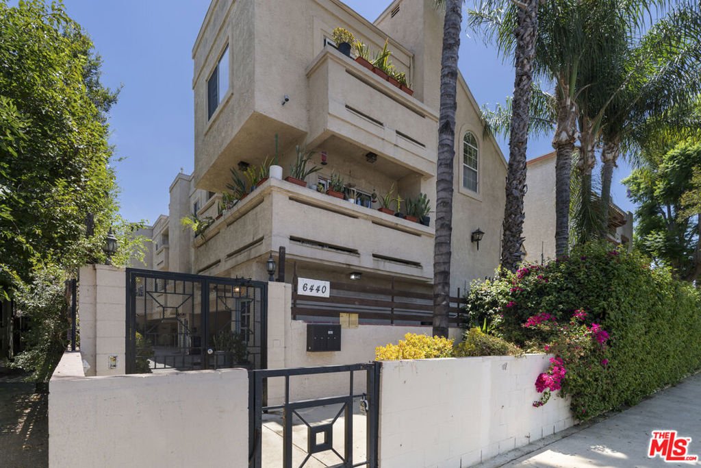 Los Angeles, California, United States 4 - 18535100