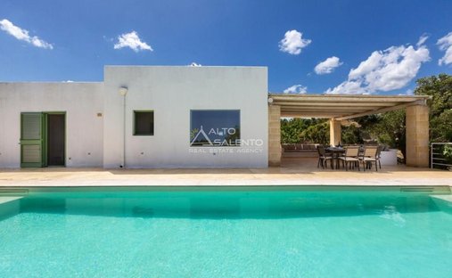 Villa a Centro, Carovigno, Puglia 1