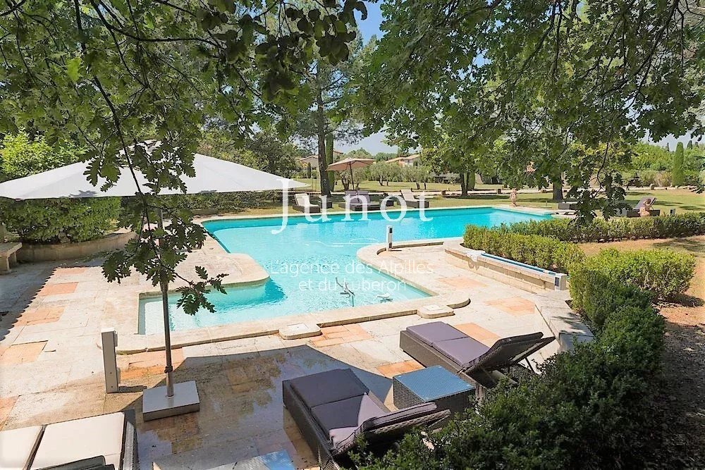 Estate in Saint-Rémy-de-Provence, Provence-Alpes-Côte d'Azur, France 1 - 13687107
