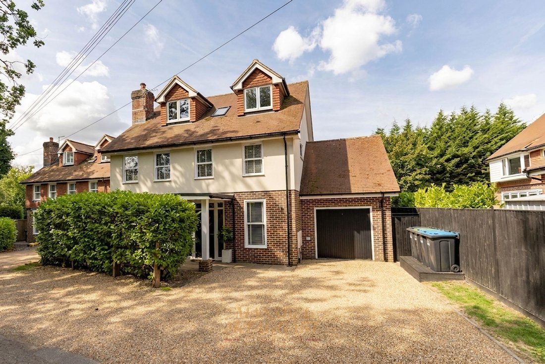 House in Crawley Down, England 1 - 18536119