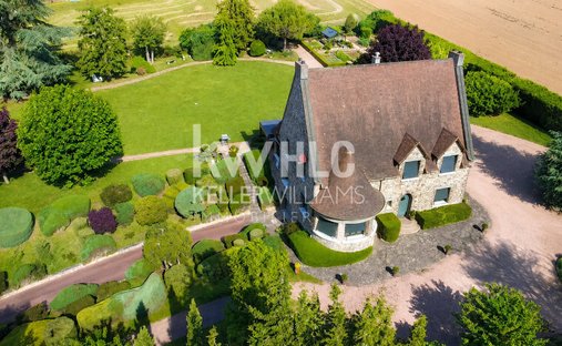 Estate in Arrondissement of Riom, Auvergne-Rhône-Alpes, France 1