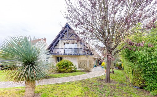 House in Vert Galant, Saint-Ouen-l'Aumone, France 1