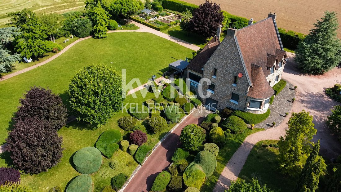 Estate in Arrondissement of Riom, Auvergne-Rhône-Alpes, France 1 - 17912736