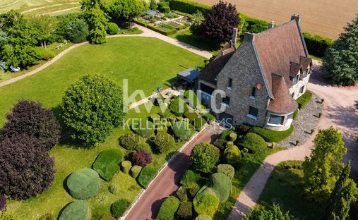 Estate in Arrondissement of Riom, Auvergne-Rhône-Alpes, France 1