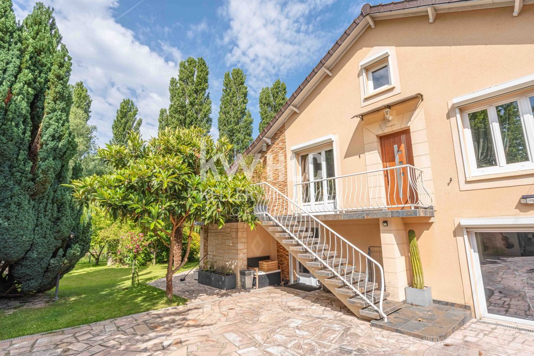 Villa in Vert Galant, Saint-Ouen-l'Aumone, France 4 - 18489626