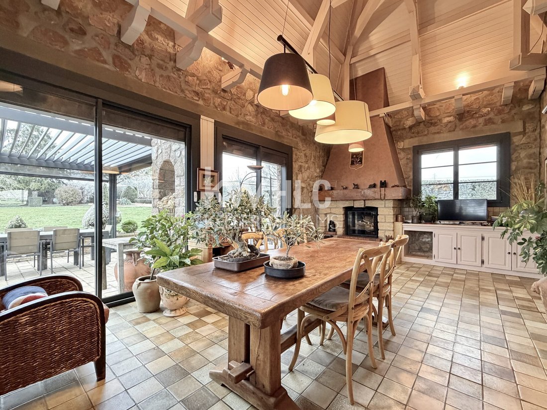 Estate in Arrondissement of Riom, Auvergne-Rhône-Alpes, France 3 - 17912736