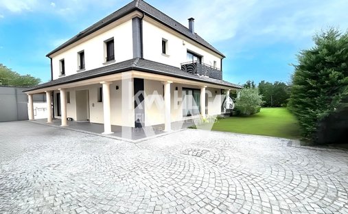House in Le Village, Elancourt, France 1