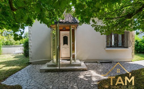 House in Langevin, Saint-Cyr-l'Ecole, France 1