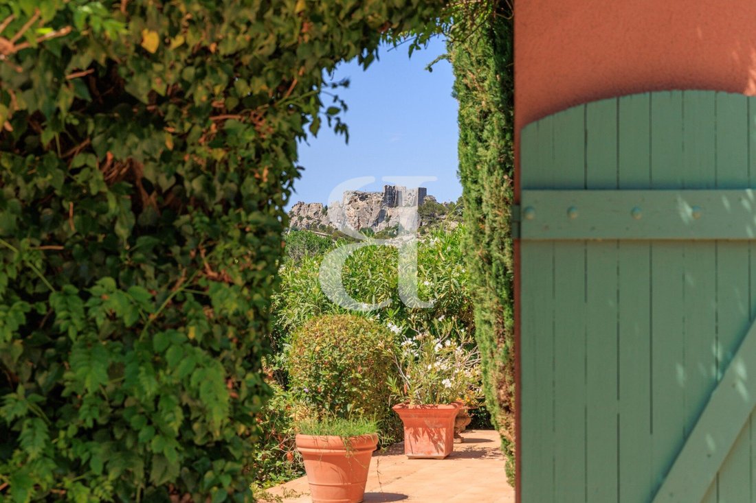 Villa in Les Baux-de-Provence, Provence-Alpes-Côte d'Azur, France 4 - 16838299