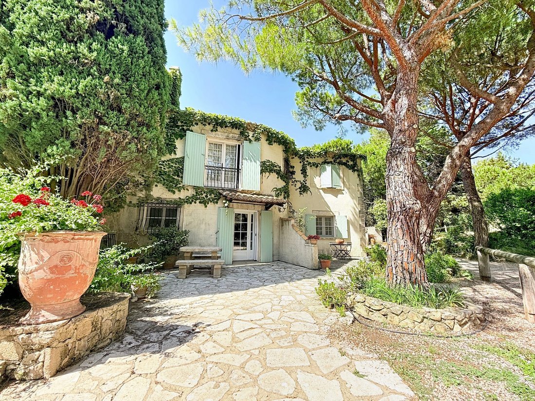 Country House in Fontvieille, Provence-Alpes-Côte d'Azur, France 4 - 18489446