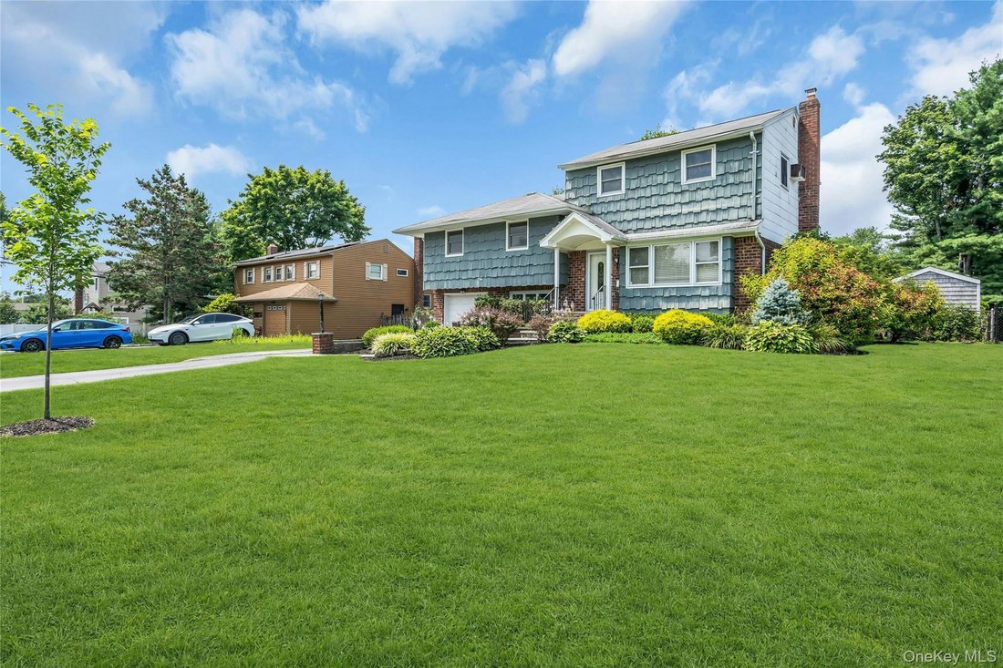 House in Commack, New York, United States 2 - 18535991