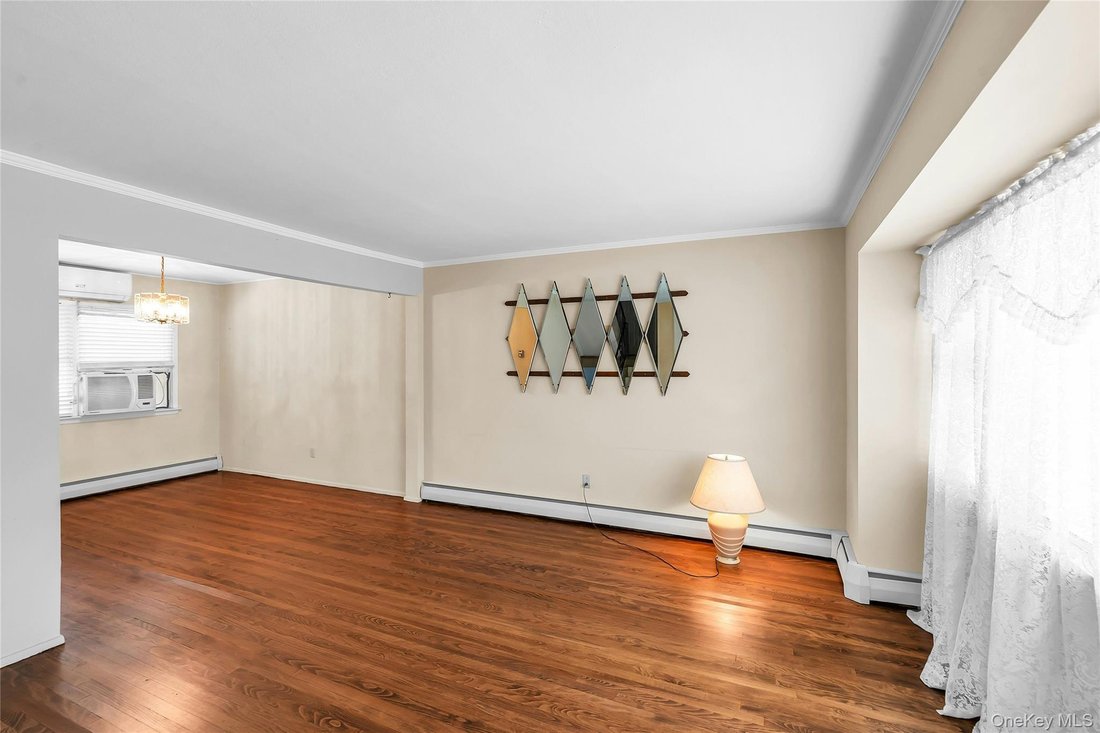 House in Commack, New York, United States 4 - 18535991