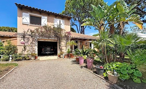 House in Est, Borgo, France 1