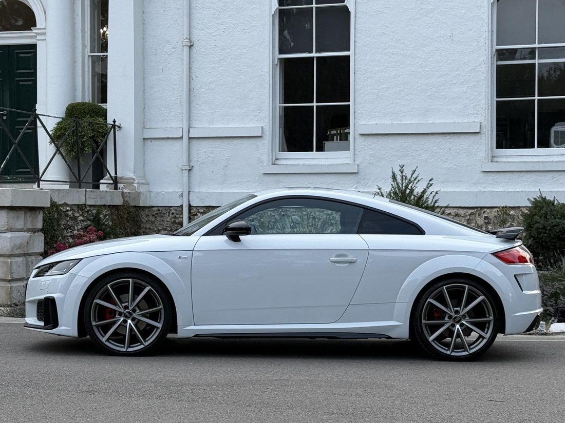 Coupe in Boxhill, United Kingdom 4 - 18539528