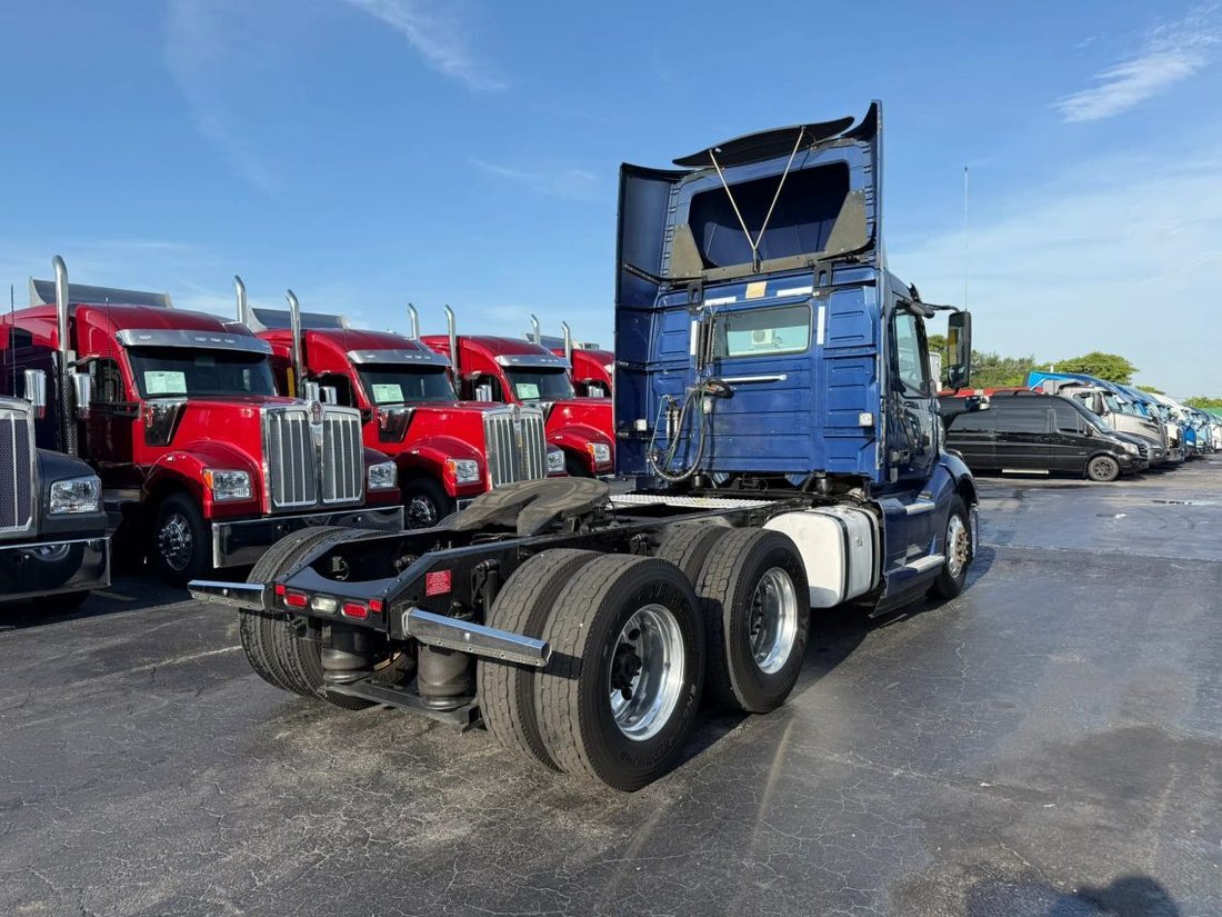 2020 Volvo Commercial VNL VNL 300 Day Cab in Miami, FL, United States 4 - 18541362